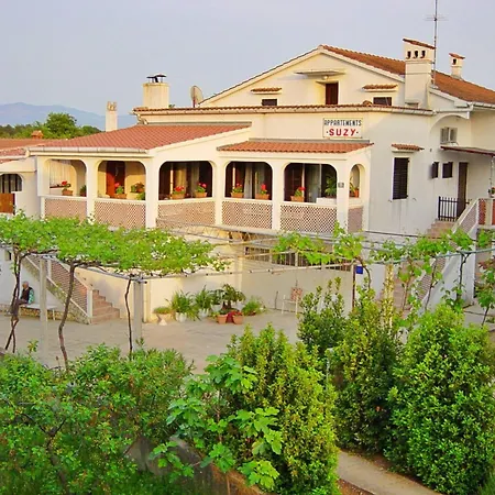Andela J Penzion 3*